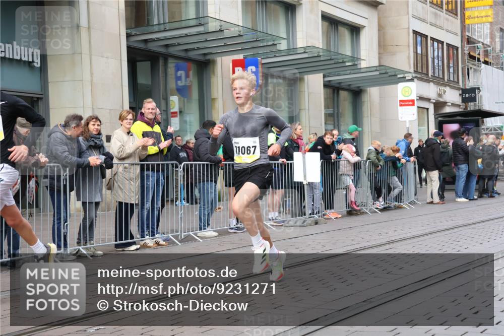 05.10.2025 - 20. swb-Marathon Bremen Strokosch-Dieckow http://msf.ph/oto/9231271 05.10.2025 10:39:13 Ziel 7111, 9239, 9289, 9671, 9863, 10525, 10753, 11067, 11343, 11349, 11418, 11474, 7111, 9239, 9289, 9671, 9863, 10525, 10753, 11067, 11343, 11349, 11418, 11474 meine-sportfotos.de
