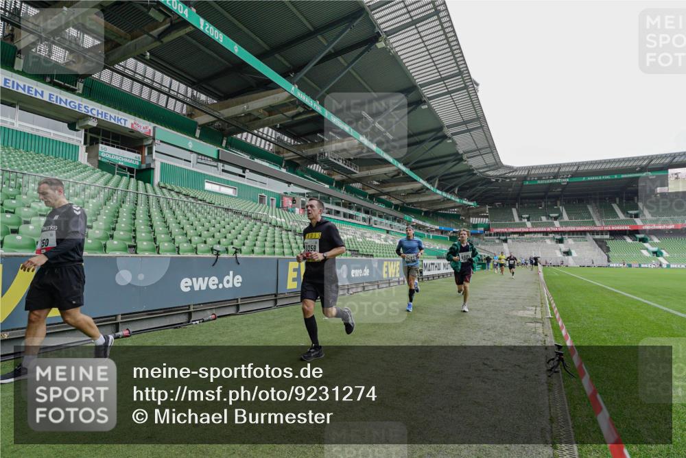 05.10.2025 - 20. swb-Marathon Bremen Michael Burmester http://msf.ph/oto/9231274 05.10.2025 12:50:24 Laufen im Stadion 122, 217, 287, 511, 679, 688, 736, 745, 845, 906, 939, 1025, 1033, 1044, 1166, 1359, 1388, 1707, 2381, 2721, 3228, 3259, 3291, 3353, 3885, 4006, 4318, 4366, 4367, 4870, 4938, 4962, 5118, 5184, 5389, 5418, 5564, 5873, 5894, 6214, 6216, 6281, 6681, 6717, 7493, 7826, 7963, 8401, 8536, 8873, 8907, 9118, 150, 187, 270, 424, 1535, 1609, 1876, 1904, 2044, 2356, 3544, 3738, 3960, 4438, 6431, 6805, 7647, 7987 meine-sportfotos.de