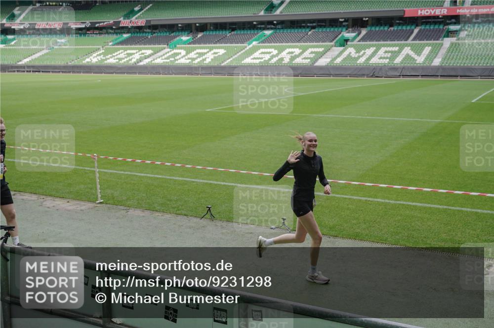 05.10.2025 - 20. swb-Marathon Bremen Michael Burmester http://msf.ph/oto/9231298 05.10.2025 10:30:08 Laufen im Stadion 7202, 7733, 8866, 9014, 9199, 9209, 9233, 9240, 9255, 9259, 9261, 9299, 9317, 9369, 9385, 9435, 9437, 9452, 9485, 9578, 9579, 9583, 9630, 9658, 9663, 9689, 9704, 9740, 9761, 9803, 9832, 9889, 9906, 9975, 10022, 10118, 10159, 10170, 10221, 10224, 10227, 10241, 10246, 10346, 10376, 10392, 10400, 10432, 10443, 10507, 10534, 10548, 10581, 10584, 10673, 10726, 10781, 10868, 10873, 10877, 10923, 10932, 10968, 11022, 11091, 11177, 11208, 11298, 11319, 8787, 9556 meine-sportfotos.de