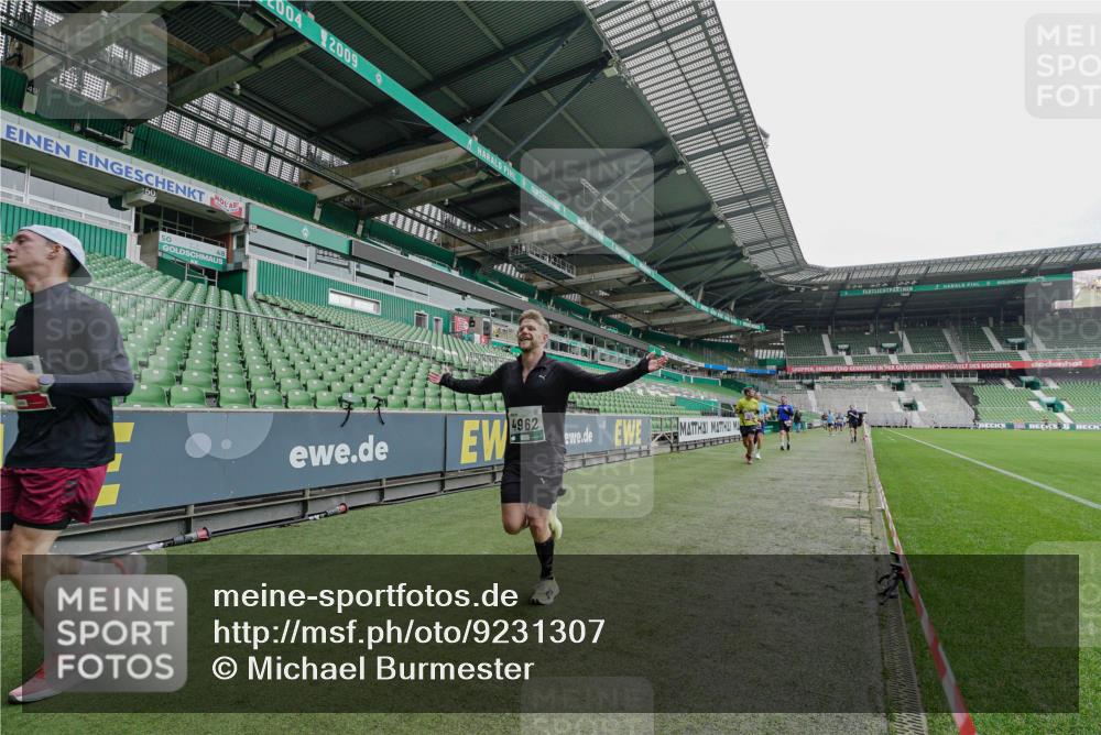 05.10.2025 - 20. swb-Marathon Bremen Michael Burmester http://msf.ph/oto/9231307 05.10.2025 12:50:30 Laufen im Stadion 122, 217, 287, 511, 679, 688, 736, 745, 845, 906, 939, 1025, 1033, 1044, 1166, 1359, 1388, 1450, 1707, 2381, 2721, 3228, 3259, 3291, 3353, 3885, 4006, 4318, 4366, 4367, 4938, 4962, 5118, 5184, 5389, 5418, 5564, 5873, 5894, 6214, 6216, 6252, 6281, 6681, 6717, 7493, 7826, 7963, 8401, 8536, 8873, 8907, 8995, 9118, 150, 187, 270, 424, 1876, 1904, 2356, 3738, 4438, 4870, 6805, 7647, 7987 meine-sportfotos.de