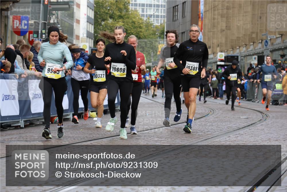 05.10.2025 - 20. swb-Marathon Bremen Strokosch-Dieckow http://msf.ph/oto/9231309 05.10.2025 10:52:29 Ziel 8888, 9172, 9439, 9903, 10241, 10327, 10388, 10608, 11283, 11387, 11413, 11528 meine-sportfotos.de