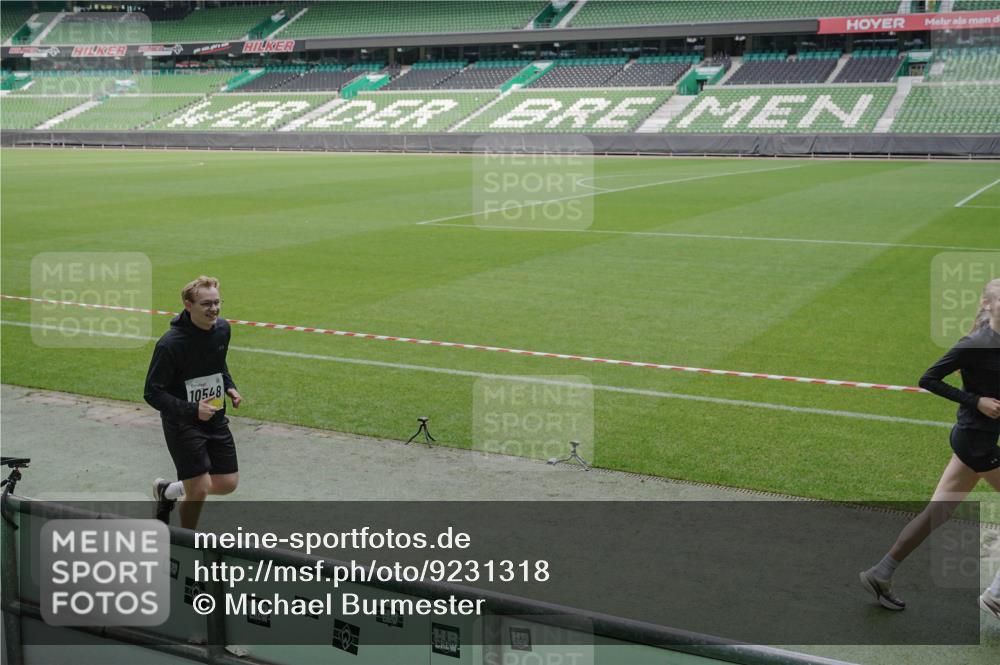 05.10.2025 - 20. swb-Marathon Bremen Michael Burmester http://msf.ph/oto/9231318 05.10.2025 10:30:09 Laufen im Stadion 7202, 7733, 8866, 9014, 9199, 9209, 9233, 9240, 9255, 9259, 9261, 9299, 9317, 9369, 9385, 9435, 9437, 9452, 9485, 9578, 9579, 9583, 9630, 9658, 9663, 9689, 9704, 9740, 9761, 9803, 9832, 9889, 9906, 9966, 9975, 10022, 10118, 10159, 10170, 10221, 10224, 10227, 10241, 10246, 10346, 10376, 10392, 10400, 10432, 10443, 10507, 10534, 10548, 10581, 10584, 10673, 10726, 10781, 10868, 10873, 10877, 10923, 10932, 10968, 11022, 11091, 11177, 11208, 11298, 11319, 8787, 9556 meine-sportfotos.de