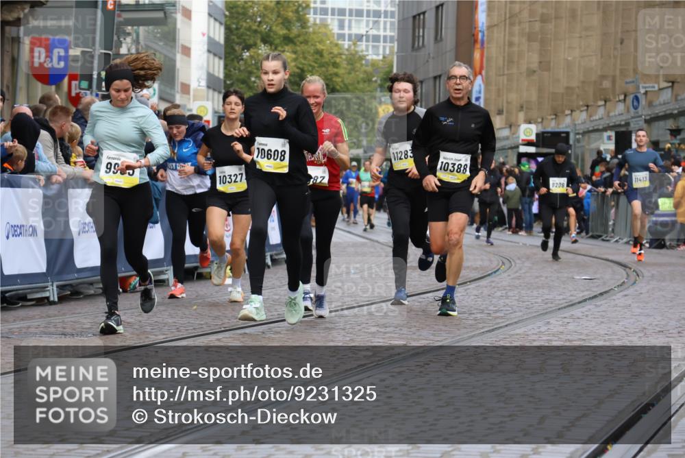 05.10.2025 - 20. swb-Marathon Bremen Strokosch-Dieckow http://msf.ph/oto/9231325 05.10.2025 10:52:29 Ziel 8888, 9172, 9439, 9903, 10241, 10327, 10388, 10608, 11283, 11387, 11413, 11528 meine-sportfotos.de