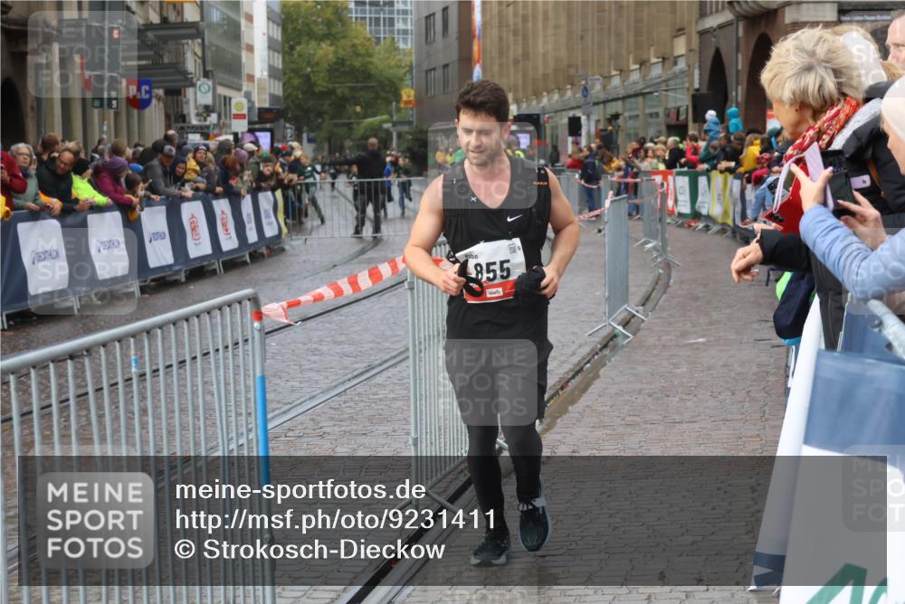 05.10.2025 - 20. swb-Marathon Bremen Strokosch-Dieckow http://msf.ph/oto/9231411 05.10.2025 15:14:13 Ziel 855 meine-sportfotos.de