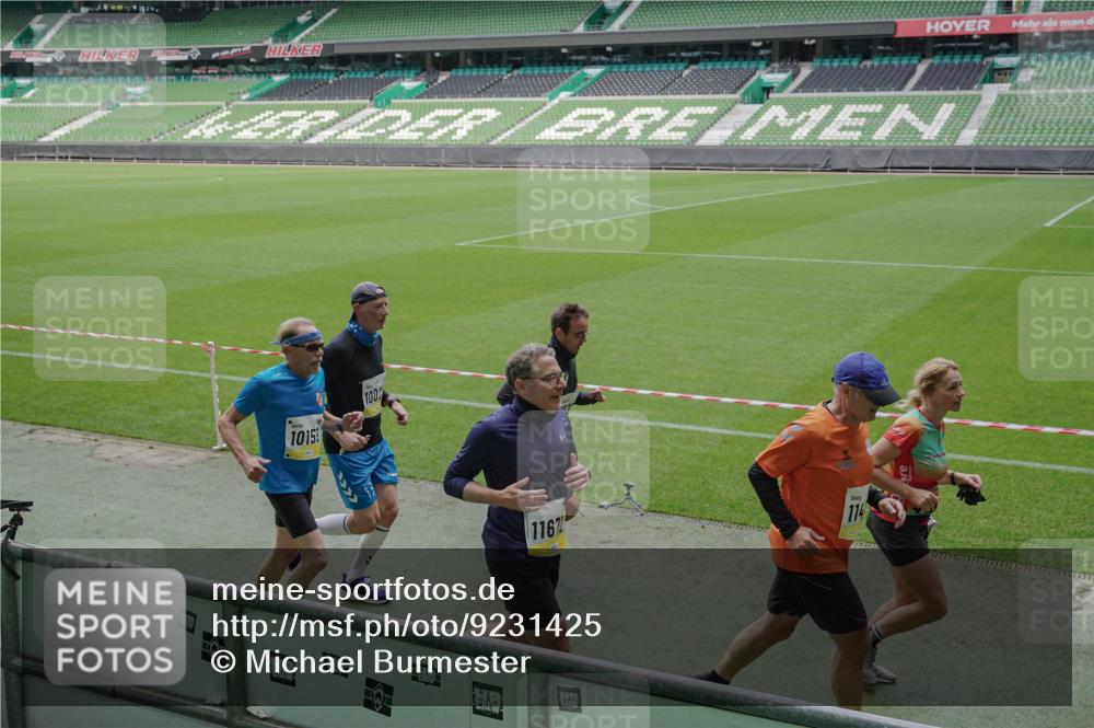 05.10.2025 - 20. swb-Marathon Bremen Michael Burmester http://msf.ph/oto/9231425 05.10.2025 10:30:12 Laufen im Stadion 7202, 7733, 8866, 9014, 9199, 9209, 9233, 9240, 9251, 9255, 9259, 9261, 9299, 9317, 9369, 9385, 9435, 9437, 9452, 9485, 9578, 9579, 9583, 9630, 9658, 9663, 9689, 9704, 9740, 9761, 9803, 9832, 9888, 9889, 9906, 9966, 9975, 10022, 10043, 10118, 10159, 10170, 10221, 10224, 10227, 10241, 10246, 10346, 10376, 10392, 10432, 10443, 10507, 10534, 10548, 10581, 10584, 10673, 10726, 10781, 10868, 10873, 10877, 10923, 10932, 10968, 11091, 11177, 11208, 11298, 11319, 8787 meine-sportfotos.de