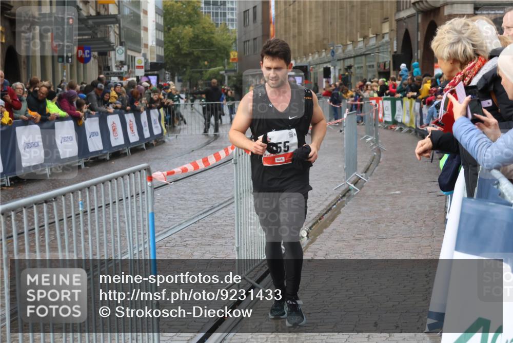 05.10.2025 - 20. swb-Marathon Bremen Strokosch-Dieckow http://msf.ph/oto/9231433 05.10.2025 15:14:13 Ziel 855 meine-sportfotos.de
