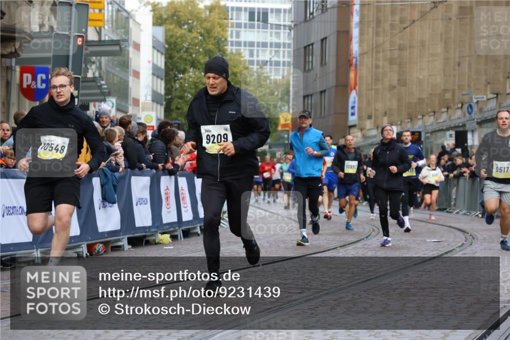 05.10.2025 - 20. swb-Marathon Bremen Strokosch-Dieckow http://msf.ph/oto/9231439 05.10.2025 10:52:38 Ziel 9209, 9439, 9517, 10548, 10833, 11587 meine-sportfotos.de