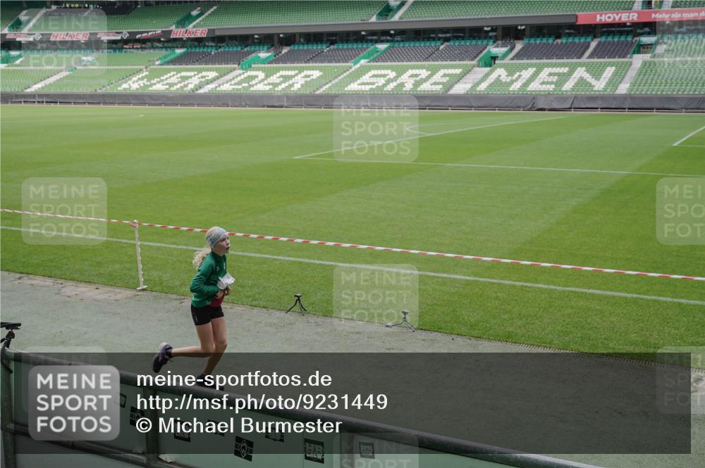 05.10.2025 - 20. swb-Marathon Bremen Michael Burmester http://msf.ph/oto/9231449 05.10.2025 10:30:14 Laufen im Stadion 7202, 7733, 8866, 9014, 9199, 9209, 9233, 9240, 9251, 9255, 9259, 9261, 9299, 9317, 9369, 9385, 9435, 9437, 9452, 9485, 9578, 9579, 9583, 9630, 9658, 9663, 9689, 9704, 9740, 9761, 9803, 9832, 9888, 9889, 9906, 9966, 9975, 10022, 10043, 10118, 10159, 10170, 10221, 10224, 10227, 10241, 10246, 10254, 10346, 10376, 10392, 10432, 10443, 10507, 10534, 10548, 10581, 10584, 10673, 10726, 10781, 10868, 10873, 10877, 10923, 10932, 10968, 11091, 11177, 11208, 11298, 11319, 8787 meine-sportfotos.de