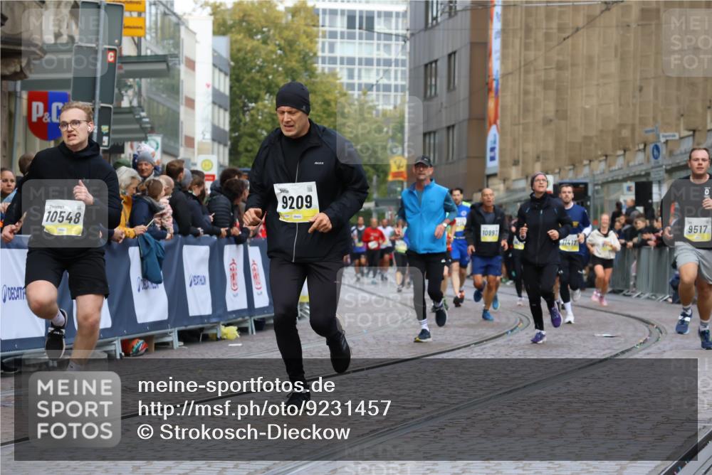05.10.2025 - 20. swb-Marathon Bremen Strokosch-Dieckow http://msf.ph/oto/9231457 05.10.2025 10:52:38 Ziel 9209, 9439, 9517, 10548, 10833, 11587 meine-sportfotos.de