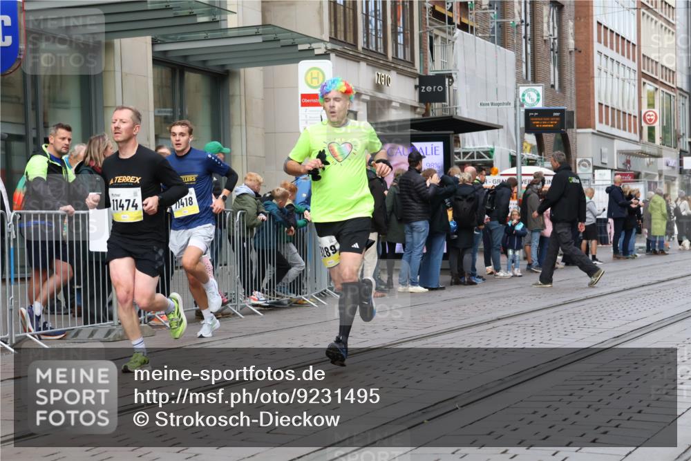 05.10.2025 - 20. swb-Marathon Bremen Strokosch-Dieckow http://msf.ph/oto/9231495 05.10.2025 10:39:24 Ziel 9213, 9289, 9671, 9922, 10052, 10171, 10175, 10176, 10525, 10753, 11335, 11349, 11418, 11474, 9213, 9289, 9671, 9922, 10052, 10171, 10175, 10176, 10525, 10753, 11335, 11349, 11418, 11474 meine-sportfotos.de