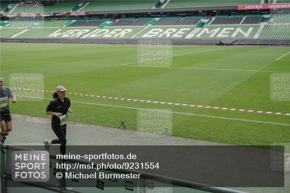 05.10.2025 - 20. swb-Marathon Bremen Michael Burmester http://msf.ph/oto/9231554 05.10.2025 10:30:22 Laufen im Stadion 7202, 7733, 8866, 9014, 9199, 9209, 9230, 9240, 9251, 9255, 9259, 9261, 9299, 9317, 9369, 9435, 9452, 9482, 9485, 9501, 9578, 9579, 9583, 9658, 9663, 9740, 9803, 9832, 9888, 9906, 9966, 9975, 9987, 10022, 10043, 10118, 10159, 10170, 10221, 10224, 10227, 10241, 10246, 10254, 10346, 10376, 10378, 10392, 10432, 10443, 10507, 10534, 10548, 10581, 10584, 10625, 10673, 10726, 10781, 10873, 10923, 10932, 11091, 11177, 11298, 11319, 8787 meine-sportfotos.de