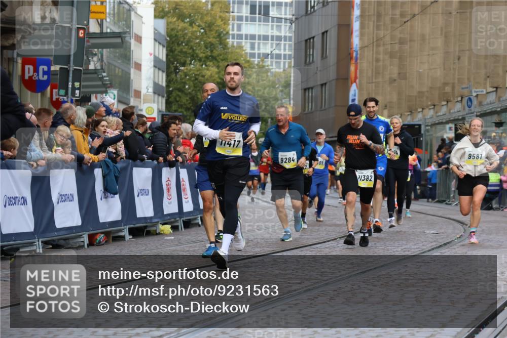05.10.2025 - 20. swb-Marathon Bremen Strokosch-Dieckow http://msf.ph/oto/9231563 05.10.2025 10:52:44 Ziel 9214, 9284, 9501, 9517, 9581, 9830, 9985, 10308, 10309, 10514, 10833, 10997, 11012, 11382, 11417, 11587 meine-sportfotos.de