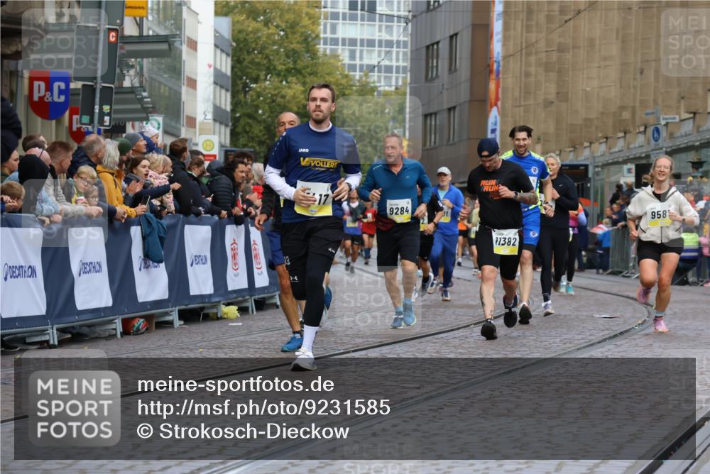 05.10.2025 - 20. swb-Marathon Bremen Strokosch-Dieckow http://msf.ph/oto/9231585 05.10.2025 10:52:45 Ziel 9214, 9284, 9501, 9517, 9581, 9830, 9985, 10308, 10309, 10514, 10833, 10997, 11012, 11382, 11417, 11587 meine-sportfotos.de