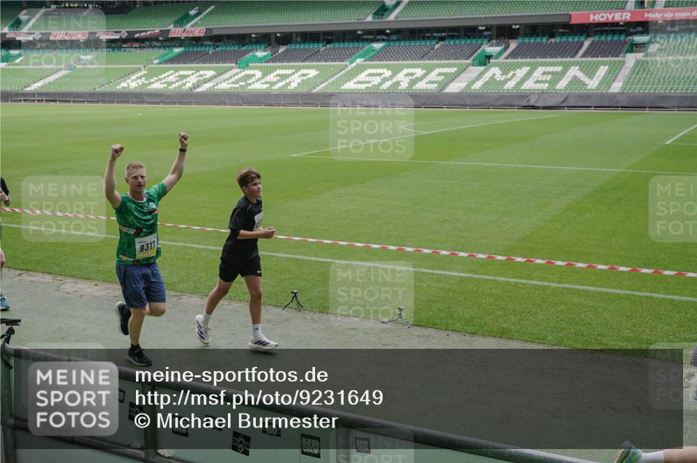 05.10.2025 - 20. swb-Marathon Bremen Michael Burmester http://msf.ph/oto/9231649 05.10.2025 10:30:25 Laufen im Stadion 7202, 7733, 8866, 9014, 9199, 9209, 9214, 9230, 9240, 9251, 9255, 9259, 9261, 9299, 9317, 9333, 9369, 9435, 9452, 9482, 9501, 9578, 9579, 9658, 9663, 9740, 9787, 9803, 9832, 9888, 9894, 9906, 9966, 9975, 9987, 10022, 10043, 10066, 10118, 10159, 10170, 10221, 10224, 10227, 10241, 10246, 10254, 10346, 10376, 10378, 10380, 10392, 10432, 10443, 10507, 10548, 10556, 10581, 10584, 10625, 10673, 10726, 10781, 10873, 10923, 10932, 11091, 11177, 11298, 11319, 8787 meine-sportfotos.de