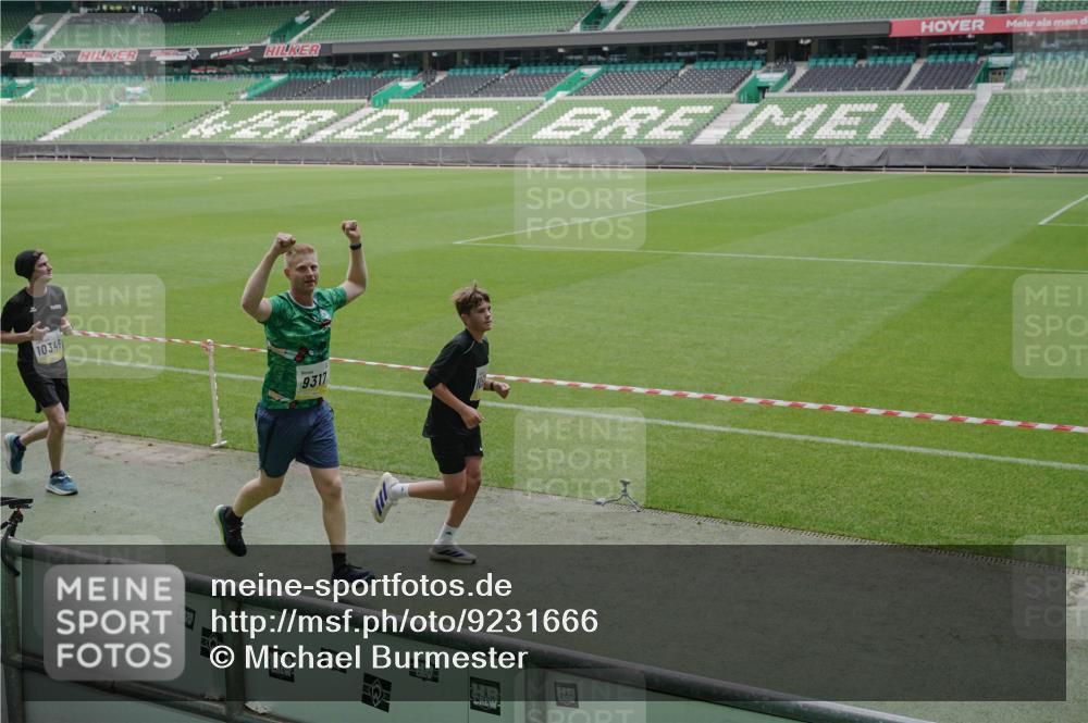 05.10.2025 - 20. swb-Marathon Bremen Michael Burmester http://msf.ph/oto/9231666 05.10.2025 10:30:26 Laufen im Stadion 7202, 7733, 8866, 9014, 9199, 9209, 9214, 9230, 9240, 9251, 9255, 9259, 9261, 9299, 9317, 9333, 9369, 9435, 9452, 9482, 9501, 9578, 9579, 9658, 9663, 9740, 9787, 9803, 9832, 9888, 9894, 9906, 9966, 9975, 9987, 10022, 10043, 10066, 10118, 10159, 10170, 10221, 10224, 10227, 10241, 10246, 10251, 10254, 10346, 10376, 10378, 10380, 10392, 10432, 10443, 10507, 10548, 10556, 10581, 10584, 10625, 10673, 10726, 10781, 10873, 10923, 10932, 11091, 11177, 11298, 11319, 8787 meine-sportfotos.de