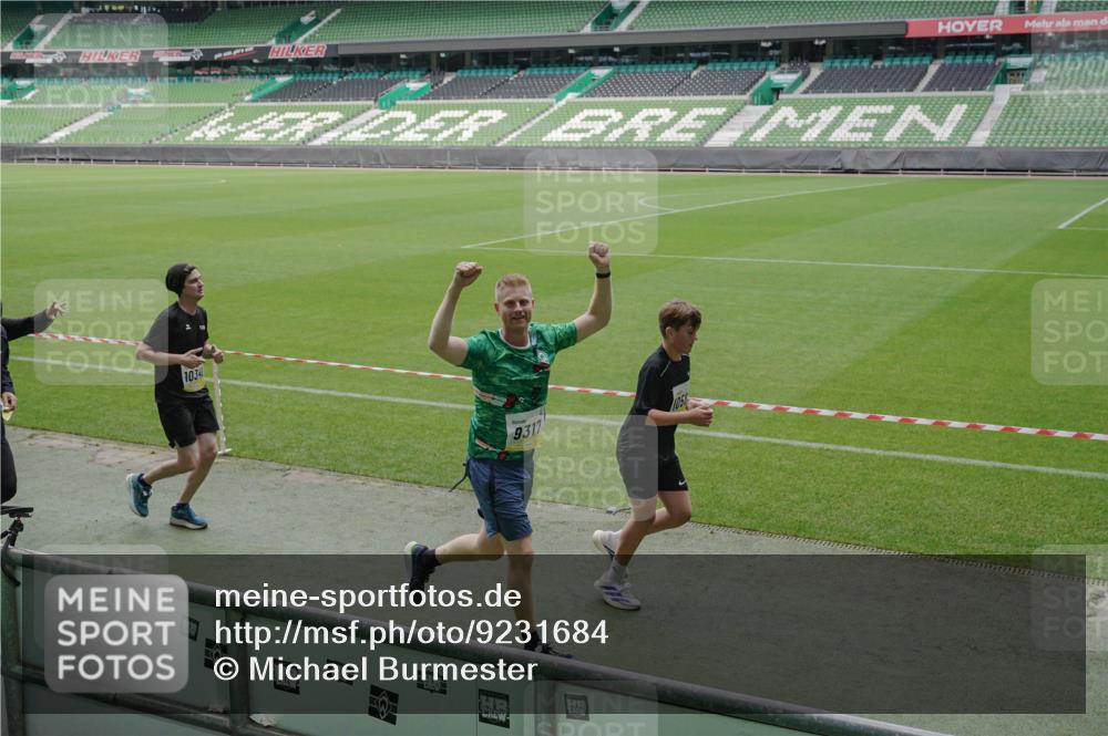 05.10.2025 - 20. swb-Marathon Bremen Michael Burmester http://msf.ph/oto/9231684 05.10.2025 10:30:26 Laufen im Stadion 7202, 7733, 8866, 9014, 9199, 9209, 9214, 9230, 9240, 9251, 9255, 9259, 9261, 9299, 9317, 9333, 9369, 9435, 9452, 9482, 9501, 9578, 9579, 9658, 9663, 9740, 9787, 9803, 9832, 9888, 9894, 9906, 9966, 9975, 9987, 10022, 10043, 10066, 10118, 10159, 10170, 10221, 10224, 10227, 10241, 10246, 10251, 10254, 10346, 10376, 10378, 10380, 10392, 10432, 10443, 10507, 10548, 10556, 10581, 10584, 10625, 10673, 10726, 10781, 10873, 10923, 10932, 11091, 11177, 11298, 11319, 8787 meine-sportfotos.de