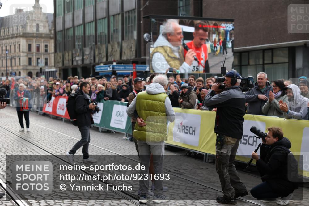 05.10.2025 - 20. swb-Marathon Bremen Yannick Fuchs http://msf.ph/oto/9231693 05.10.2025 10:27:47 Ziel  meine-sportfotos.de
