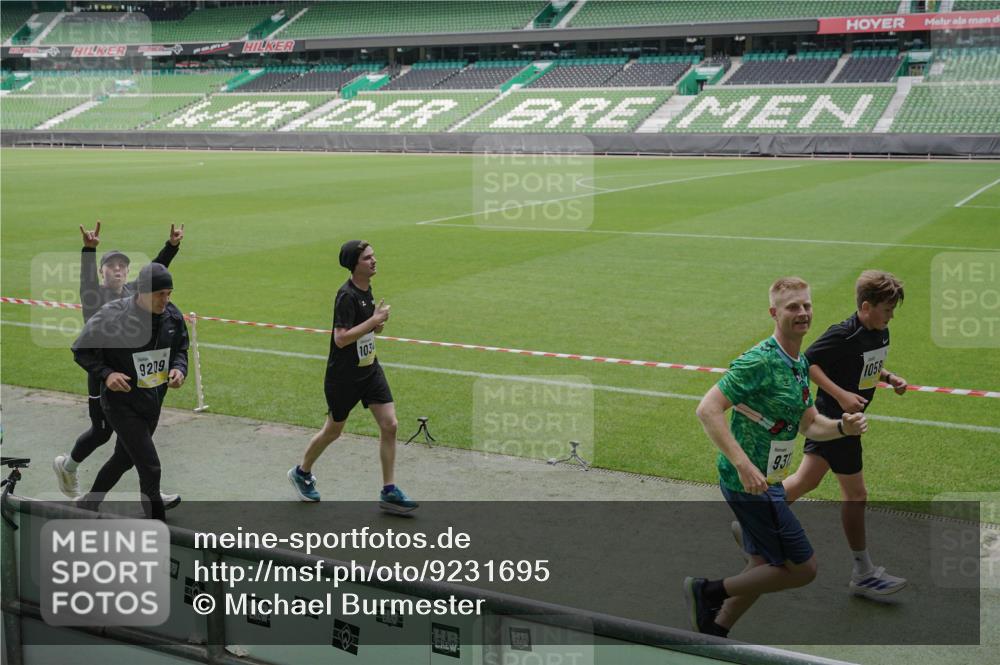 05.10.2025 - 20. swb-Marathon Bremen Michael Burmester http://msf.ph/oto/9231695 05.10.2025 10:30:27 Laufen im Stadion 7202, 7733, 9014, 9199, 9209, 9214, 9230, 9240, 9251, 9255, 9259, 9261, 9299, 9317, 9333, 9369, 9435, 9452, 9482, 9501, 9578, 9579, 9658, 9663, 9787, 9803, 9832, 9888, 9894, 9906, 9966, 9975, 9987, 10022, 10043, 10066, 10159, 10170, 10221, 10224, 10227, 10241, 10246, 10251, 10254, 10346, 10376, 10378, 10380, 10392, 10432, 10443, 10507, 10548, 10556, 10581, 10584, 10625, 10673, 10726, 10781, 10873, 10923, 10932, 11091, 11177, 11298, 11319 meine-sportfotos.de