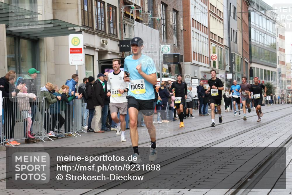 05.10.2025 - 20. swb-Marathon Bremen Strokosch-Dieckow http://msf.ph/oto/9231698 05.10.2025 10:39:36 Ziel 9213, 9922, 10052, 10171, 10175, 10176, 10276, 10753, 11335, 11349, 11567, 9213, 9922, 10052, 10171, 10175, 10176, 10276, 10753, 11335, 11349, 11567 meine-sportfotos.de