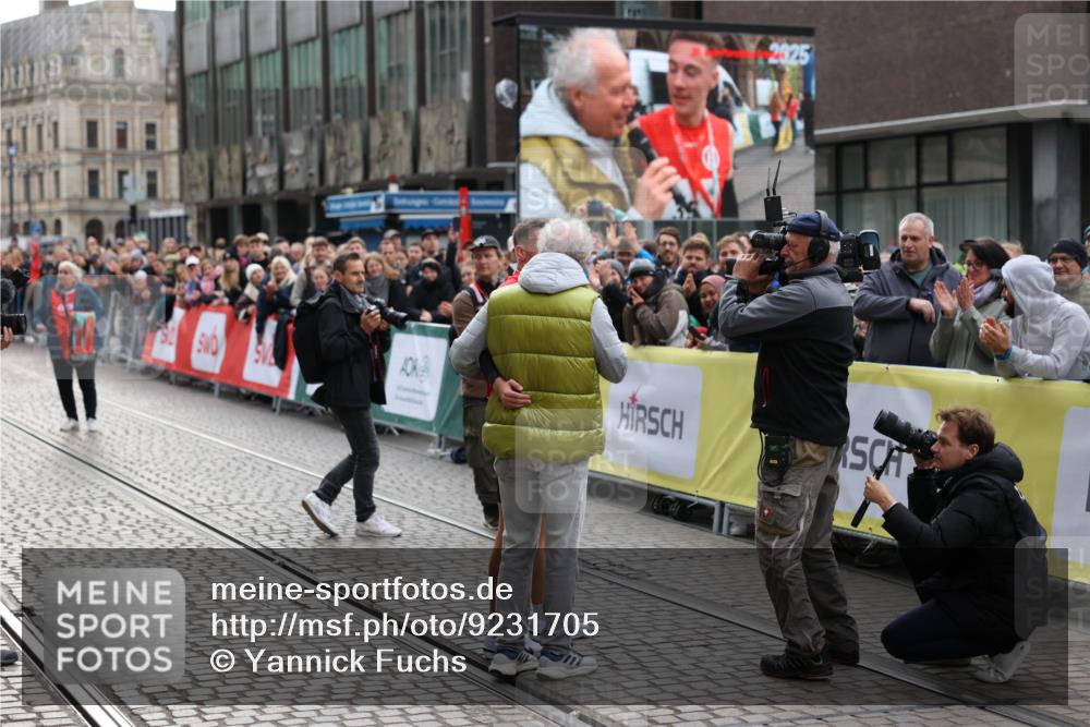 05.10.2025 - 20. swb-Marathon Bremen Yannick Fuchs http://msf.ph/oto/9231705 05.10.2025 10:27:47 Ziel  meine-sportfotos.de
