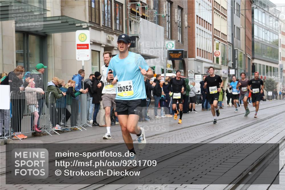 05.10.2025 - 20. swb-Marathon Bremen Strokosch-Dieckow http://msf.ph/oto/9231709 05.10.2025 10:39:36 Ziel 9213, 9922, 10052, 10171, 10175, 10176, 10276, 10753, 11335, 11349, 11567, 9213, 9922, 10052, 10171, 10175, 10176, 10276, 10753, 11335, 11349, 11567 meine-sportfotos.de
