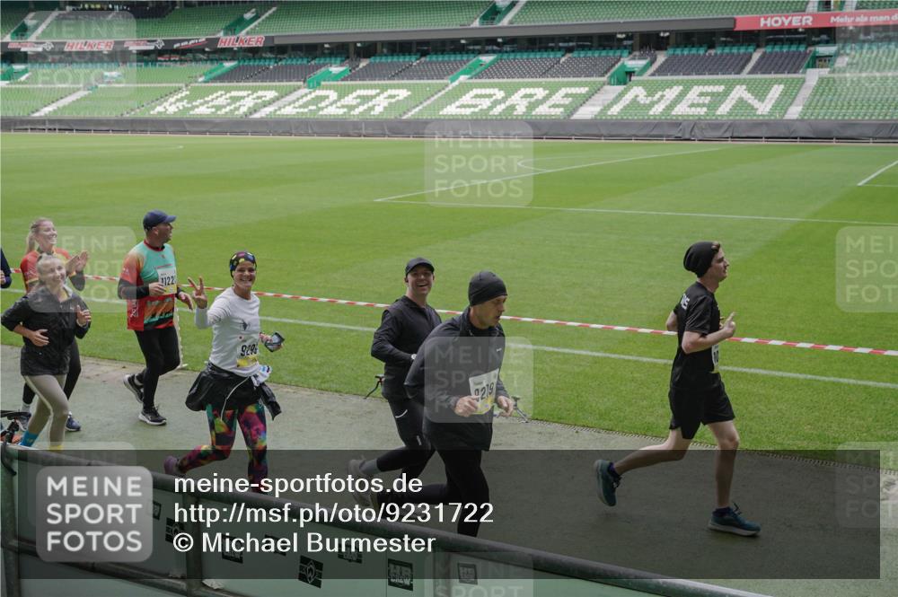 05.10.2025 - 20. swb-Marathon Bremen Michael Burmester http://msf.ph/oto/9231722 05.10.2025 10:30:27 Laufen im Stadion 7202, 7733, 9014, 9199, 9209, 9214, 9230, 9240, 9251, 9255, 9259, 9261, 9299, 9317, 9333, 9369, 9435, 9452, 9482, 9501, 9578, 9579, 9658, 9663, 9787, 9803, 9832, 9888, 9894, 9906, 9966, 9975, 9987, 10022, 10043, 10066, 10159, 10170, 10221, 10224, 10227, 10241, 10246, 10251, 10254, 10346, 10376, 10378, 10380, 10392, 10432, 10443, 10507, 10548, 10556, 10581, 10584, 10625, 10673, 10726, 10781, 10873, 10923, 10932, 11091, 11177, 11298, 11319 meine-sportfotos.de