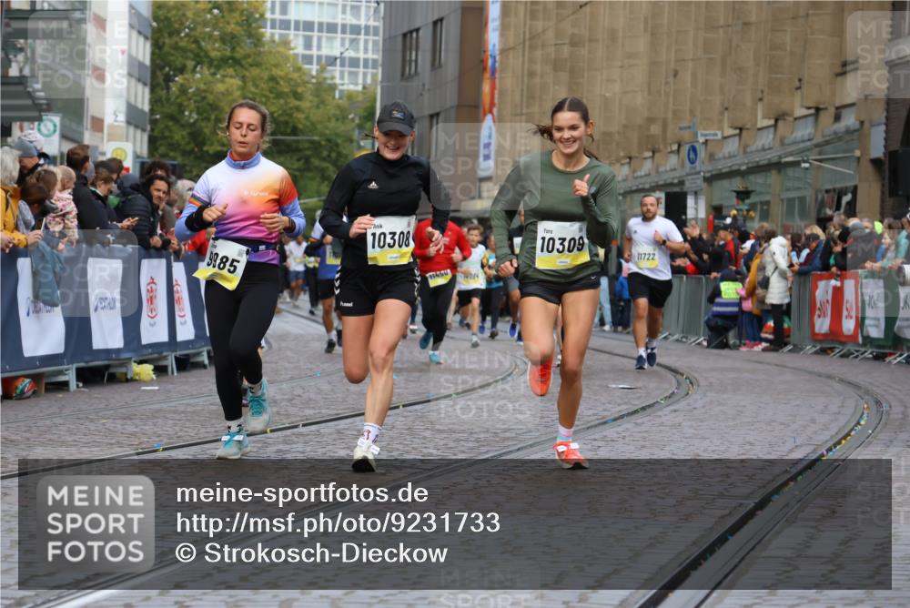 05.10.2025 - 20. swb-Marathon Bremen Strokosch-Dieckow http://msf.ph/oto/9231733 05.10.2025 10:52:52 Ziel 9187, 9214, 9284, 9501, 9830, 9918, 9985, 10308, 10309, 10514, 10779, 10955, 10997, 11722 meine-sportfotos.de