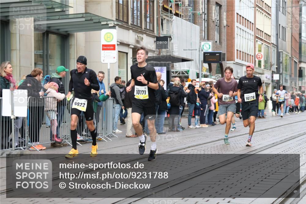 05.10.2025 - 20. swb-Marathon Bremen Strokosch-Dieckow http://msf.ph/oto/9231788 05.10.2025 10:39:38 Ziel 9213, 9922, 10052, 10171, 10175, 10176, 10276, 10753, 11335, 11567, 9213, 9922, 10052, 10171, 10175, 10176, 10276, 10753, 11335, 11567 meine-sportfotos.de