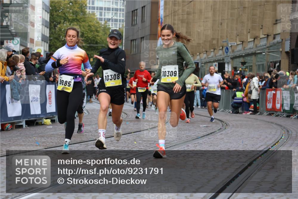 05.10.2025 - 20. swb-Marathon Bremen Strokosch-Dieckow http://msf.ph/oto/9231791 05.10.2025 10:52:52 Ziel 9187, 9214, 9284, 9501, 9830, 9918, 9985, 10308, 10309, 10514, 10779, 10955, 10997, 11722 meine-sportfotos.de