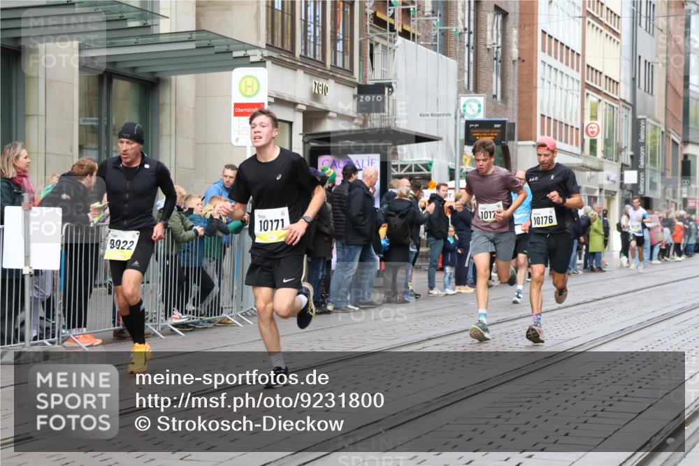 05.10.2025 - 20. swb-Marathon Bremen Strokosch-Dieckow http://msf.ph/oto/9231800 05.10.2025 10:39:39 Ziel 9213, 9922, 10052, 10171, 10175, 10176, 10276, 11335, 11567, 9213, 9922, 10052, 10171, 10175, 10176, 10276, 11335, 11567 meine-sportfotos.de