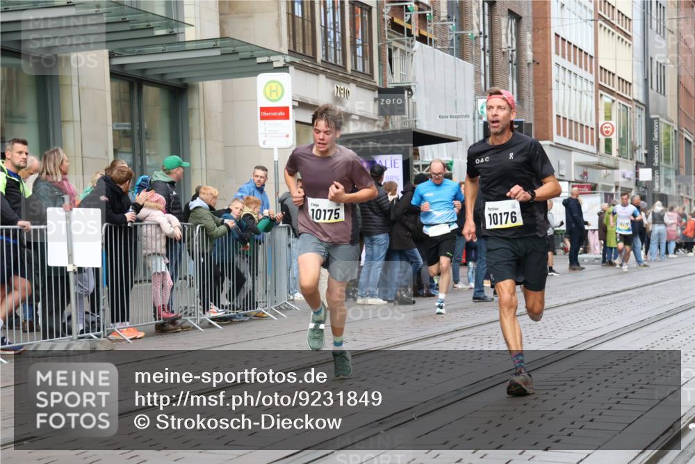 05.10.2025 - 20. swb-Marathon Bremen Strokosch-Dieckow http://msf.ph/oto/9231849 05.10.2025 10:39:40 Ziel 9213, 9922, 10052, 10171, 10175, 10176, 10276, 11335, 11567, 9213, 9922, 10052, 10171, 10175, 10176, 10276, 11335, 11567 meine-sportfotos.de