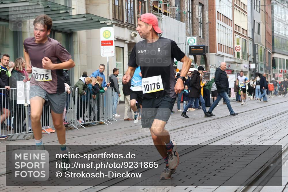 05.10.2025 - 20. swb-Marathon Bremen Strokosch-Dieckow http://msf.ph/oto/9231865 05.10.2025 10:39:41 Ziel 9213, 9922, 10052, 10171, 10175, 10176, 10276, 11335, 11567, 9213, 9922, 10052, 10171, 10175, 10176, 10276, 11335, 11567 meine-sportfotos.de