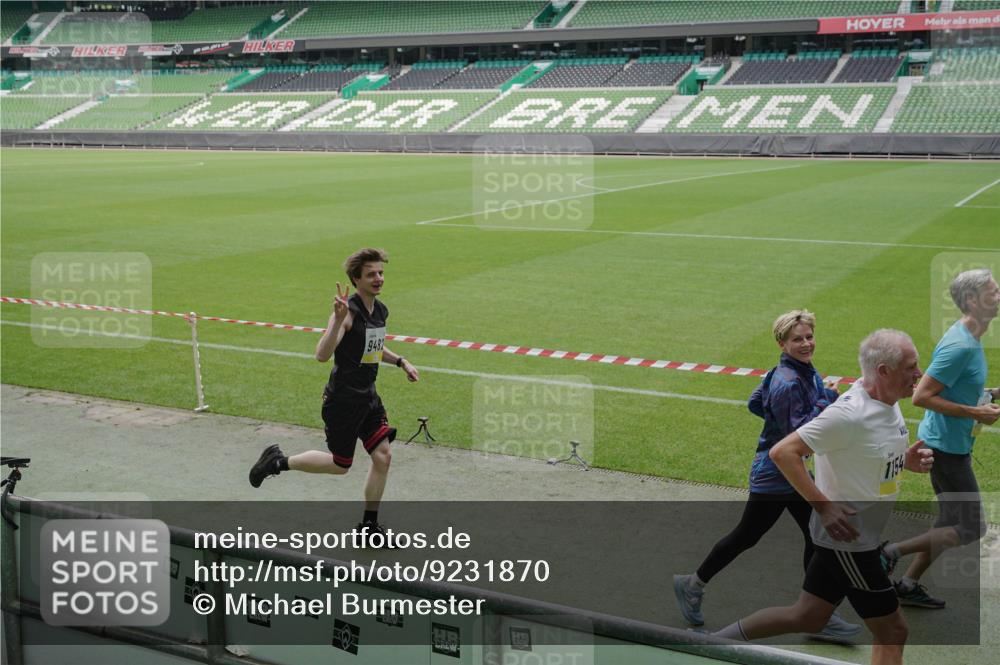 05.10.2025 - 20. swb-Marathon Bremen Michael Burmester http://msf.ph/oto/9231870 05.10.2025 10:30:32 Laufen im Stadion 7202, 7733, 9199, 9209, 9214, 9230, 9240, 9251, 9255, 9259, 9261, 9299, 9317, 9333, 9399, 9435, 9452, 9482, 9501, 9579, 9645, 9658, 9663, 9676, 9787, 9803, 9832, 9888, 9894, 9906, 9966, 9975, 9987, 10022, 10043, 10066, 10159, 10221, 10224, 10227, 10241, 10246, 10251, 10254, 10346, 10376, 10378, 10380, 10392, 10432, 10443, 10507, 10548, 10556, 10581, 10584, 10625, 10673, 10781, 10873, 10923, 11091, 11177, 11298, 11319, 9014, 9369, 9578, 9579, 10170, 10932 meine-sportfotos.de