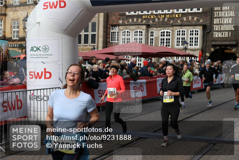 05.10.2025 - 20. swb-Marathon Bremen Yannick Fuchs http://msf.ph/oto/9231888 05.10.2025 11:03:09 Ziel 9229, 9644, 9661, 9662, 9893, 10777, 10876, 11312, 11376, 11735 meine-sportfotos.de
