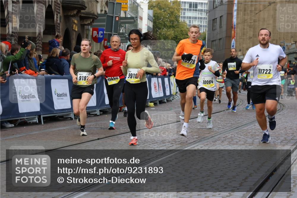 05.10.2025 - 20. swb-Marathon Bremen Strokosch-Dieckow http://msf.ph/oto/9231893 05.10.2025 10:52:59 Ziel 9187, 9650, 9918, 10064, 10128, 10539, 10779, 10955, 11259, 11398, 11411, 11450, 11722 meine-sportfotos.de