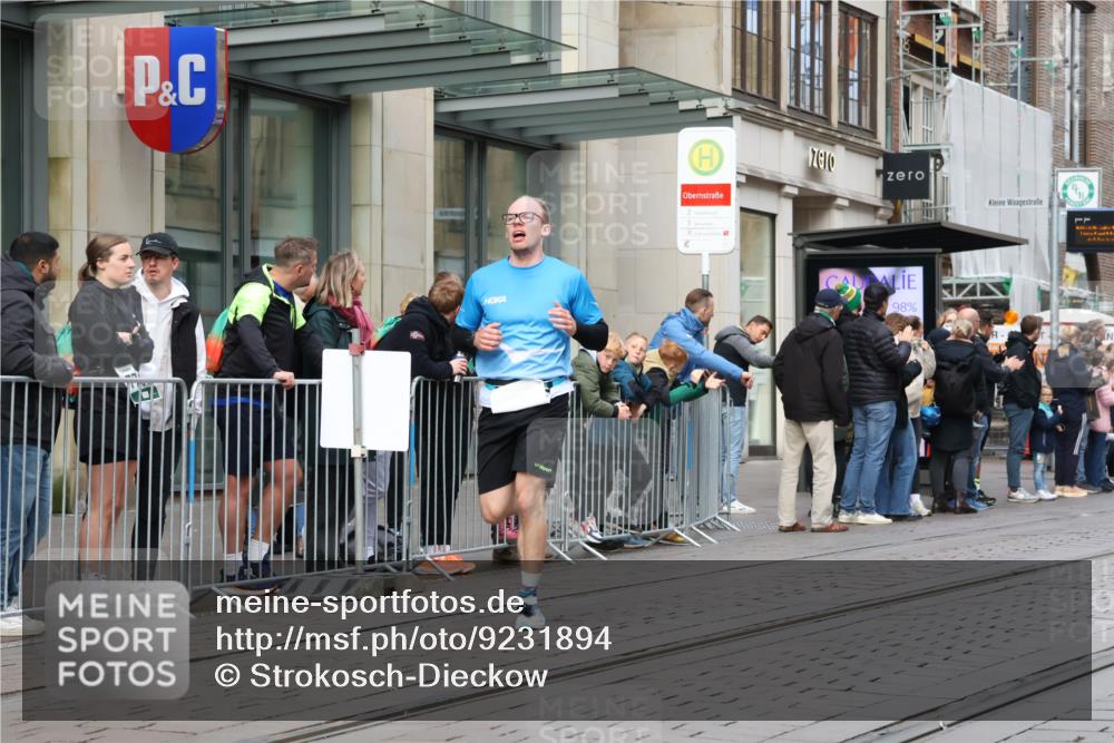 05.10.2025 - 20. swb-Marathon Bremen Strokosch-Dieckow http://msf.ph/oto/9231894 05.10.2025 10:39:42 Ziel 9213, 9922, 10052, 10171, 10175, 10176, 10276, 11335, 11567, 9213, 9922, 10052, 10171, 10175, 10176, 10276, 11335, 11567 meine-sportfotos.de