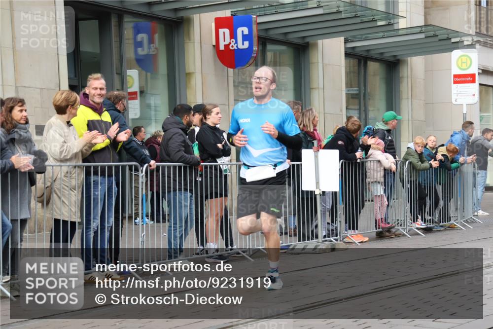 05.10.2025 - 20. swb-Marathon Bremen Strokosch-Dieckow http://msf.ph/oto/9231919 05.10.2025 10:39:43 Ziel 9213, 9922, 10175, 10176, 10276, 11335, 11567, 9213, 9922, 10175, 10176, 10276, 11335, 11567 meine-sportfotos.de