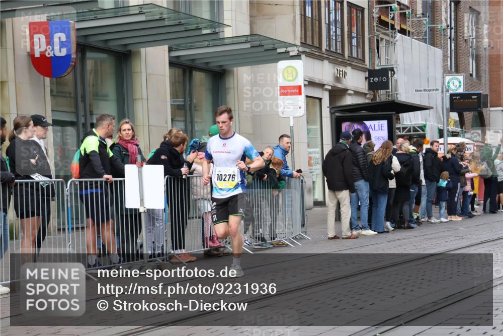 05.10.2025 - 20. swb-Marathon Bremen Strokosch-Dieckow http://msf.ph/oto/9231936 05.10.2025 10:39:47 Ziel 10276, 11567, 10276, 11567 meine-sportfotos.de