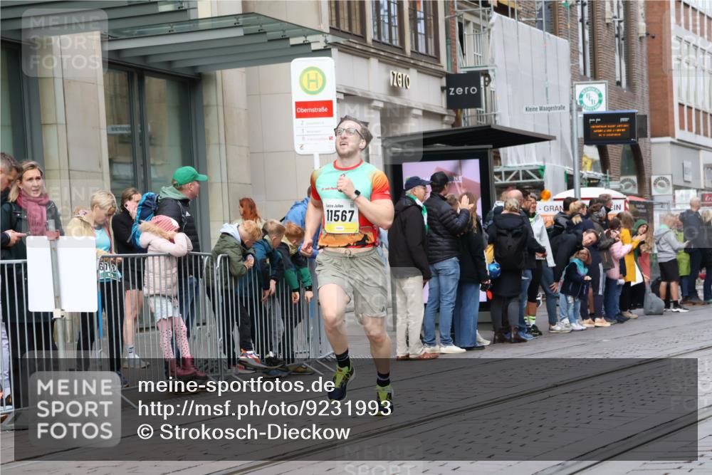 05.10.2025 - 20. swb-Marathon Bremen Strokosch-Dieckow http://msf.ph/oto/9231993 05.10.2025 10:39:58 Ziel 10070, 10565, 10658, 10686, 11567, 10070, 10565, 10658, 10686, 11567 meine-sportfotos.de