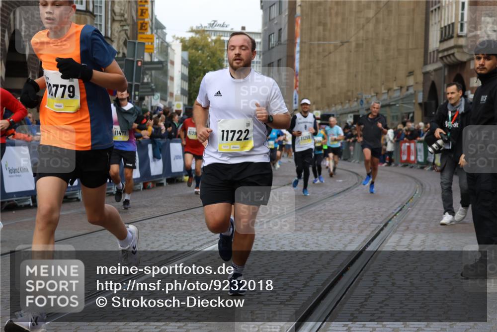 05.10.2025 - 20. swb-Marathon Bremen Strokosch-Dieckow http://msf.ph/oto/9232018 05.10.2025 10:53:01 Ziel 9187, 9650, 9918, 10064, 10128, 10539, 10779, 11259, 11300, 11398, 11411, 11450, 11722 meine-sportfotos.de