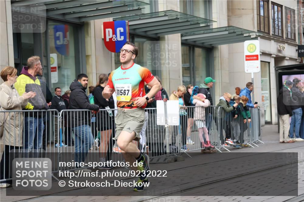 05.10.2025 - 20. swb-Marathon Bremen Strokosch-Dieckow http://msf.ph/oto/9232022 05.10.2025 10:39:59 Ziel 10070, 10565, 10658, 10686, 11567, 10070, 10565, 10658, 10686, 11567 meine-sportfotos.de