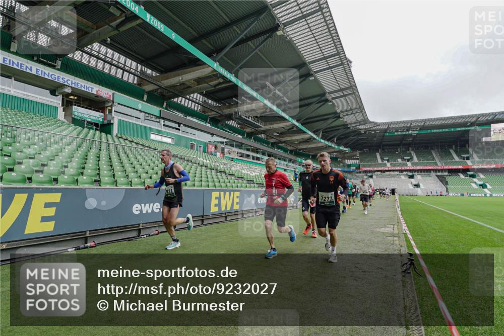 05.10.2025 - 20. swb-Marathon Bremen Michael Burmester http://msf.ph/oto/9232027 05.10.2025 12:52:29 Laufen im Stadion 550, 590, 615, 793, 1029, 1298, 1431, 1550, 1552, 1600, 2595, 3033, 3041, 3178, 3626, 4218, 4362, 4746, 4805, 4914, 4935, 5068, 5108, 5416, 5447, 5459, 5561, 5675, 6367, 6630, 6677, 7012, 7031, 7277, 7293, 7313, 7416, 7419, 7634, 7773, 7975, 8218, 8297, 8349, 8534, 8558, 8580, 8701, 8921, 9115, 10338, 754, 914, 1120, 1748, 1926, 2283, 2447, 4260, 4652, 4781, 5847, 5910, 6773, 7713, 8740 meine-sportfotos.de