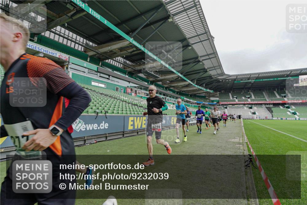 05.10.2025 - 20. swb-Marathon Bremen Michael Burmester http://msf.ph/oto/9232039 05.10.2025 12:52:29 Laufen im Stadion 550, 590, 615, 793, 1029, 1298, 1431, 1550, 1552, 1600, 2595, 3033, 3041, 3178, 3626, 4218, 4362, 4746, 4805, 4914, 4935, 5068, 5108, 5416, 5447, 5459, 5561, 5675, 6367, 6630, 6677, 7012, 7031, 7277, 7293, 7313, 7416, 7419, 7634, 7773, 7975, 8218, 8297, 8349, 8534, 8558, 8580, 8701, 8921, 9115, 10338, 754, 914, 1120, 1748, 1926, 2283, 2447, 4260, 4652, 4781, 5847, 5910, 6773, 7713, 8740 meine-sportfotos.de
