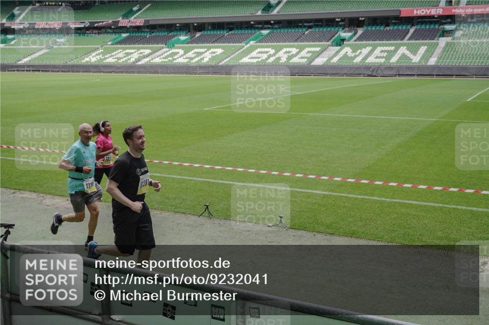05.10.2025 - 20. swb-Marathon Bremen Michael Burmester http://msf.ph/oto/9232041 05.10.2025 10:30:39 Laufen im Stadion 7202, 7733, 9209, 9214, 9230, 9240, 9251, 9255, 9259, 9299, 9317, 9333, 9399, 9435, 9452, 9482, 9501, 9645, 9663, 9676, 9683, 9708, 9787, 9832, 9888, 9894, 9906, 9966, 9975, 9987, 10022, 10043, 10066, 10159, 10221, 10224, 10227, 10241, 10251, 10254, 10346, 10376, 10378, 10380, 10392, 10443, 10479, 10507, 10548, 10556, 10581, 10584, 10625, 10673, 10873, 11091, 11177, 11319, 7202, 9014, 9199, 9261, 9369, 9578, 9579, 9658, 9803, 10170, 10432, 10923, 10932 meine-sportfotos.de