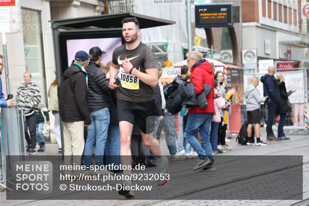 05.10.2025 - 20. swb-Marathon Bremen Strokosch-Dieckow http://msf.ph/oto/9232053 05.10.2025 10:40:04 Ziel 10070, 10565, 10658, 10686, 11114, 10070, 10565, 10658, 10686, 11114 meine-sportfotos.de