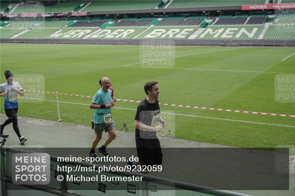 05.10.2025 - 20. swb-Marathon Bremen Michael Burmester http://msf.ph/oto/9232059 05.10.2025 10:30:39 Laufen im Stadion 7202, 7733, 9209, 9214, 9230, 9240, 9251, 9255, 9259, 9299, 9317, 9333, 9399, 9435, 9452, 9482, 9501, 9645, 9663, 9676, 9683, 9708, 9787, 9832, 9888, 9894, 9906, 9966, 9975, 9987, 10022, 10043, 10066, 10159, 10221, 10224, 10227, 10241, 10251, 10254, 10346, 10376, 10378, 10380, 10392, 10443, 10479, 10507, 10548, 10556, 10581, 10584, 10625, 10673, 10873, 11091, 11177, 11319, 7202, 9014, 9199, 9261, 9369, 9578, 9579, 9658, 9803, 10170, 10432, 10923, 10932 meine-sportfotos.de