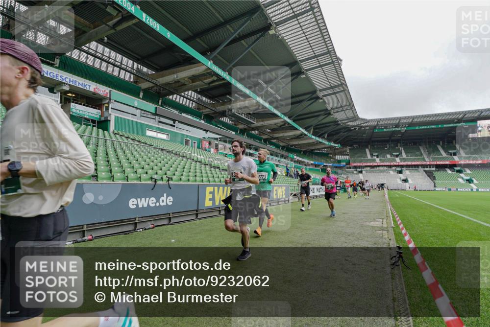 05.10.2025 - 20. swb-Marathon Bremen Michael Burmester http://msf.ph/oto/9232062 05.10.2025 12:52:33 Laufen im Stadion 550, 590, 615, 793, 1029, 1298, 1431, 1550, 1552, 1600, 2595, 3033, 3041, 3178, 3626, 4218, 4362, 4746, 4805, 4914, 4935, 5068, 5108, 5416, 5447, 5459, 5561, 5675, 5866, 6367, 6630, 6677, 7012, 7031, 7277, 7293, 7313, 7416, 7419, 7634, 7773, 7975, 8218, 8297, 8349, 8431, 8534, 8558, 8580, 8701, 8921, 9115, 10338, 754, 914, 1120, 1748, 1926, 2283, 2447, 4652, 4781, 5847, 5910, 6773, 8740 meine-sportfotos.de