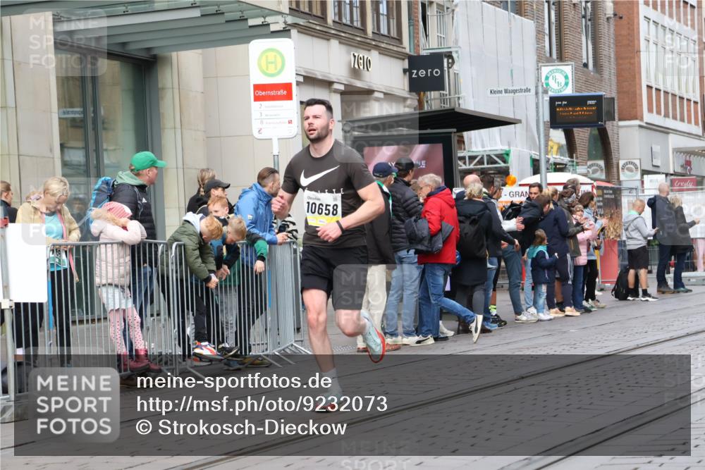 05.10.2025 - 20. swb-Marathon Bremen Strokosch-Dieckow http://msf.ph/oto/9232073 05.10.2025 10:40:05 Ziel 10070, 10565, 10658, 10686, 11114, 10070, 10565, 10658, 10686, 11114 meine-sportfotos.de