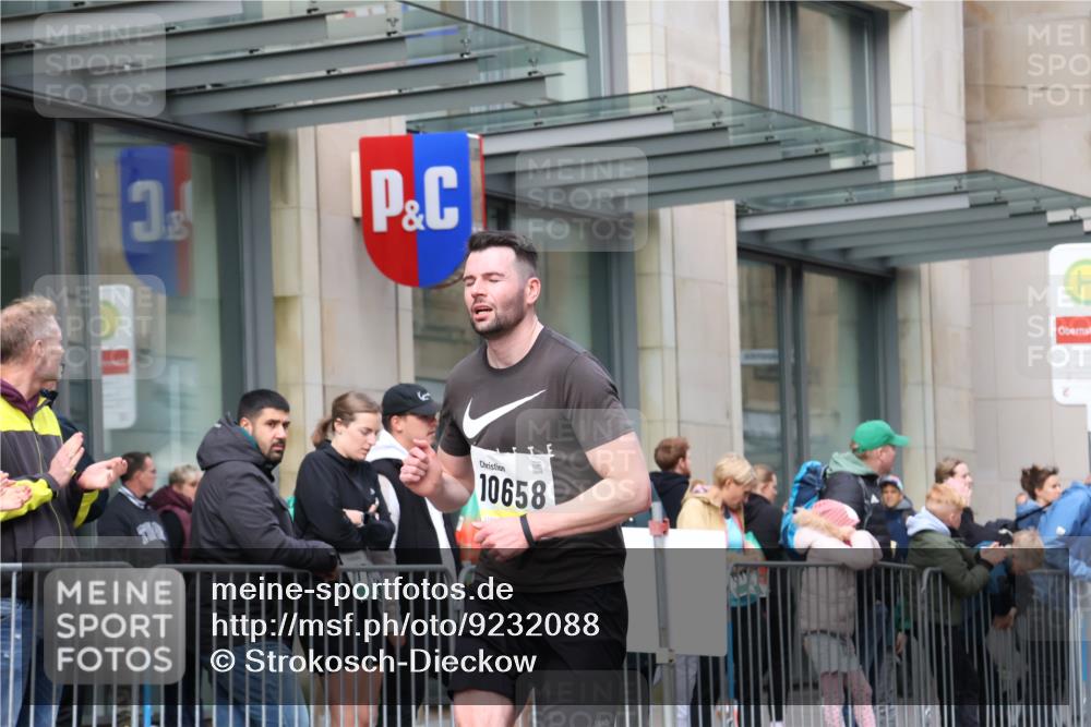 05.10.2025 - 20. swb-Marathon Bremen Strokosch-Dieckow http://msf.ph/oto/9232088 05.10.2025 10:40:06 Ziel 10070, 10565, 10658, 10686, 11114, 10070, 10565, 10658, 10686, 11114 meine-sportfotos.de