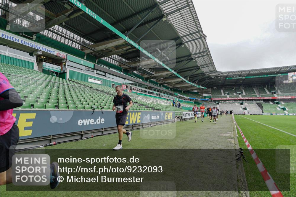 05.10.2025 - 20. swb-Marathon Bremen Michael Burmester http://msf.ph/oto/9232093 05.10.2025 12:52:35 Laufen im Stadion 550, 590, 615, 793, 1029, 1298, 1367, 1431, 1550, 1552, 1600, 2072, 2595, 3033, 3041, 3178, 3626, 4218, 4362, 4573, 4746, 4805, 4914, 4935, 5068, 5108, 5416, 5447, 5459, 5561, 5675, 5866, 6367, 6630, 6677, 7012, 7031, 7277, 7293, 7313, 7416, 7419, 7634, 7773, 7975, 8218, 8297, 8349, 8431, 8534, 8558, 8580, 8701, 8921, 9115, 10338, 754, 914, 1120, 1926, 2283, 2447, 3178, 4652, 4781, 5108, 5847, 6773, 8740 meine-sportfotos.de